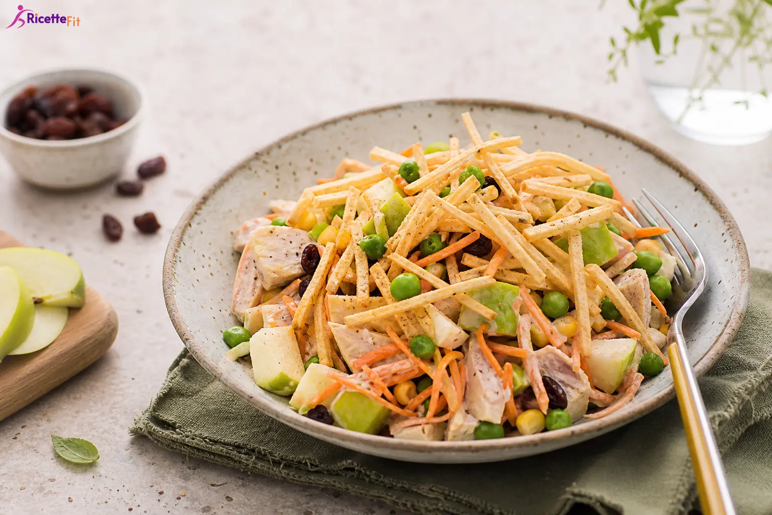 Insalata di pollo alla brasiliana fit con patate paglia al forno