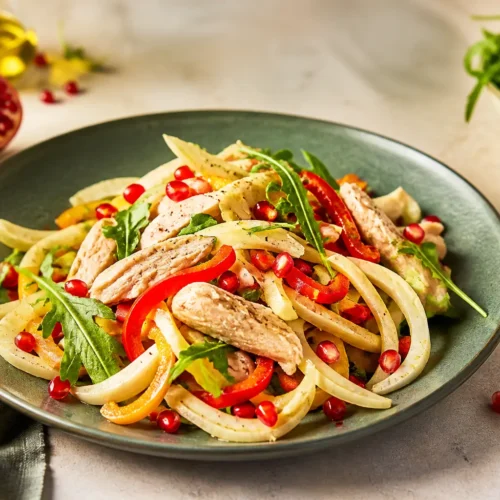 Insalata di pollo con verdure fresche e senape