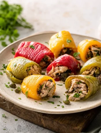 Involtini di peperoni ripieni di tonno con capperi e prezzemolo