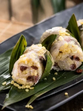 Involtini di pesce spada ripieni di miglio su foglie di banano