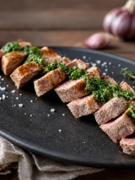 Lonza di maiale magra a fette con salsa chimichurri e lime