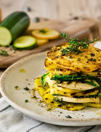 Millefoglie fit di patate e zucchine con pollo, limone e timo