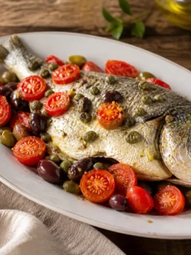 Orata al cartoccio con pomodorini, capperi e olive