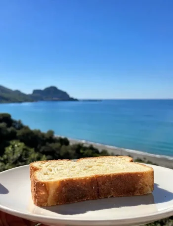 Fetta di pan brioche integrale su piatto con vista mare a Cefalù