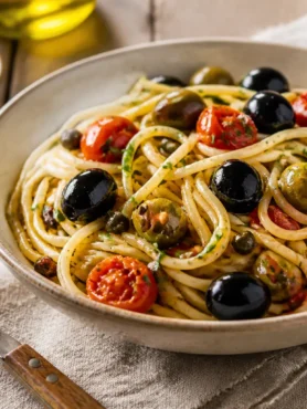 Pasta alla eoliana fit con pomodorini olive e capperi