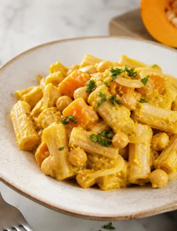 Pasta con crema di ceci e zucca servita in piatto fondo