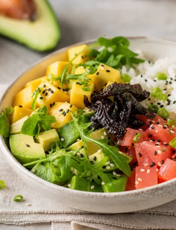 Poke bowl proteica con salmone marinato, avocado, mango e riso sushi