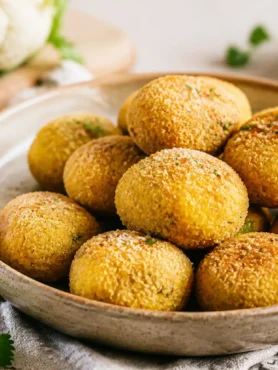 Polpette di cavolfiore al curry dorate al forno in ciotola