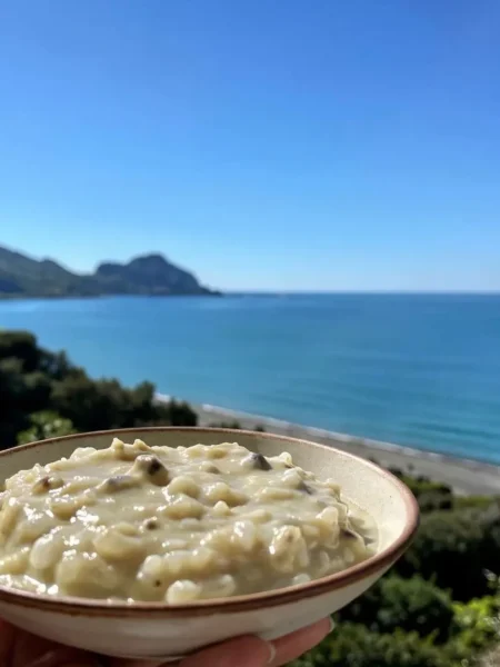 Riso al latte fit cremoso in ciotola con vista mare a Cefalù