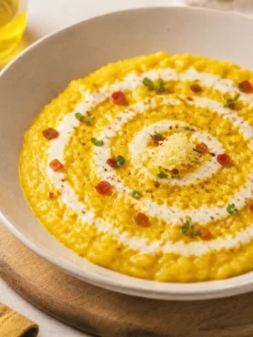 Risotto al peperone rosso e pecorino con crema bianca e cubetti di peperone