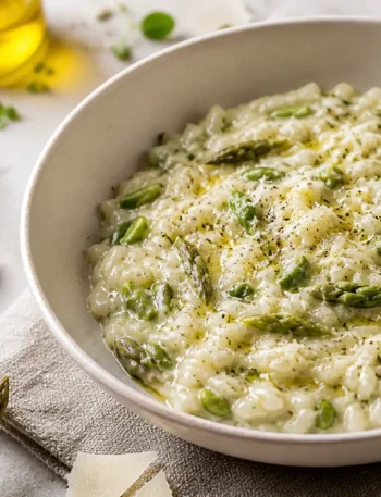 Risotto cremoso con asparagi, gorgonzola e parmigiano in ciotola