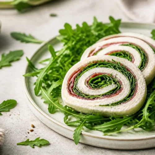 Rotoli di pancarrè con bresaola, rucola e crema leggera