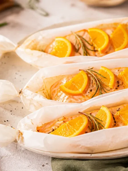 Salmone al cartoccio con arancia, rosmarino e finocchio