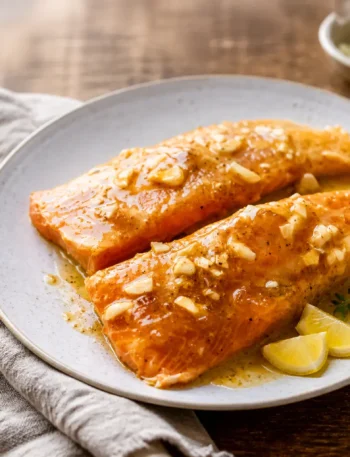 Salmone al forno con senape e miele, limone, aglio e timo