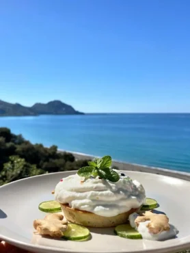 Salsa di yogurt e zenzero con lime e menta su mini base integrale vista mare a Cefalù