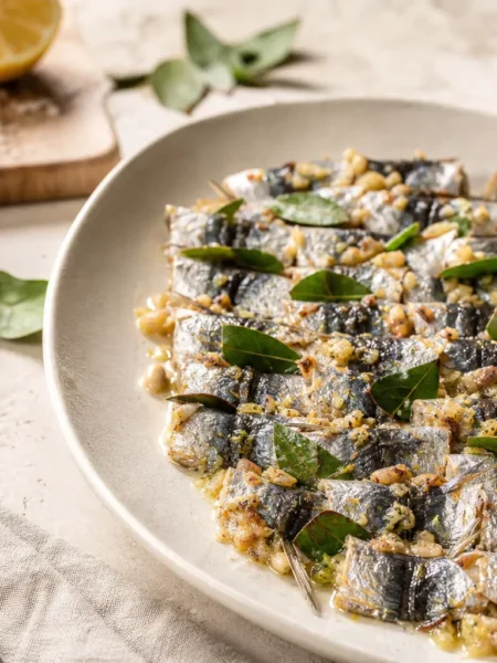 Sarde a beccafico fit al forno con pinoli, alloro e limone