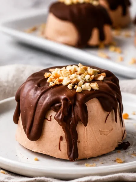 Semifreddo al cioccolato light con glassa fondente e nocciole tritate