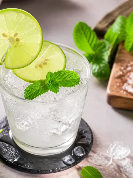 Soda limone e menta fit con lime, ghiaccio e acqua frizzante