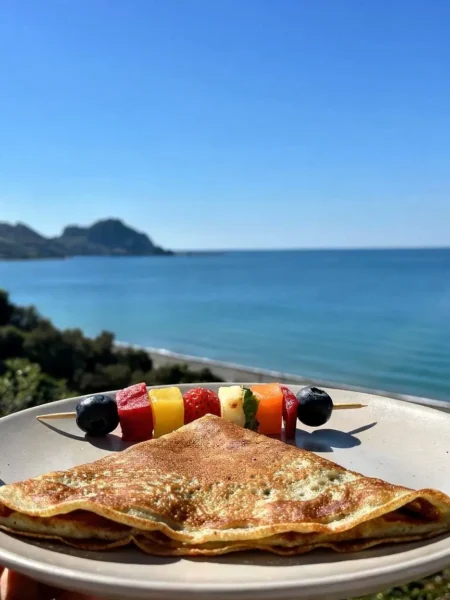 Crêpes vegane fit con spiedino di frutta fresca vista mare a Cefalù