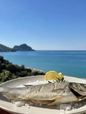 Spigola al sale con limone e rosmarino vista mare a Cefalù