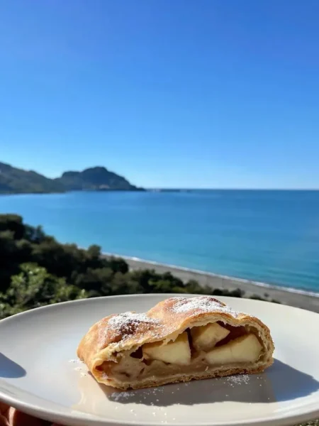 Strudel di mele light e vegan con vista mare a Cefalù