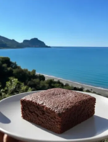 Three Hole Cake Fit al Cacao su piatto bianco vista mare a Cefalù