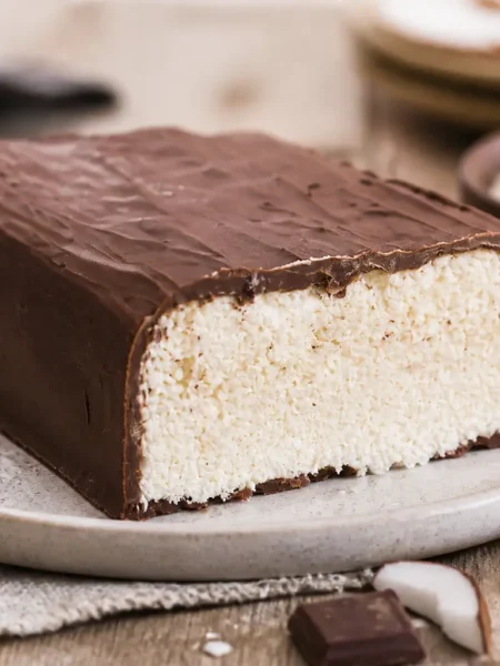 Torta Bounty Light al cocco con copertura di cioccolato fondente