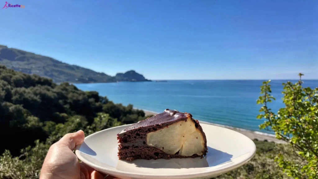 Fetta di torta cioccolato e pere senza zucchero vista mare a Cefalù