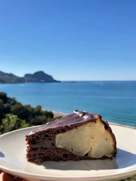 Fetta di torta cioccolato e pere senza zucchero vista mare a Cefalù