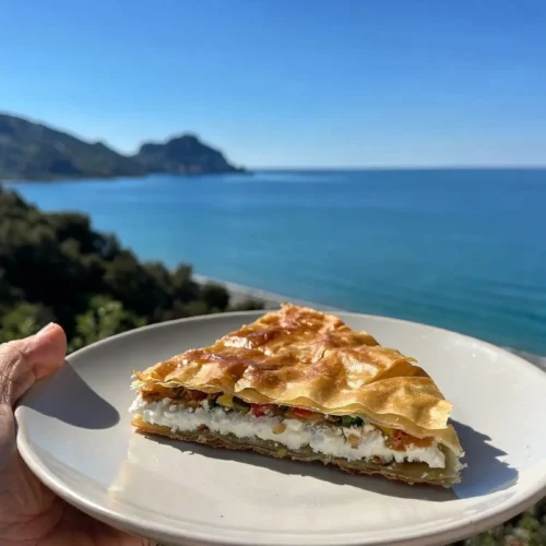 Torta rustica di phyllo con ricotta, spinaci e verdure mediterranee