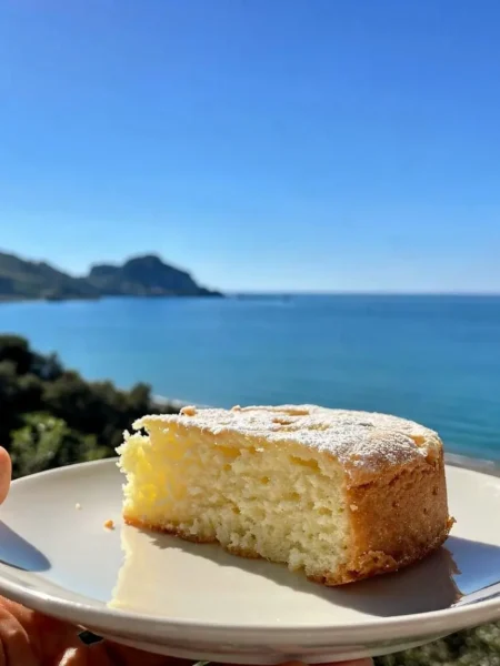 Fetta di torta al limone senza zucchero con vista mare a Cefalù