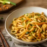 Udon noodles con pollo, uova e verdure saltate in ciotola