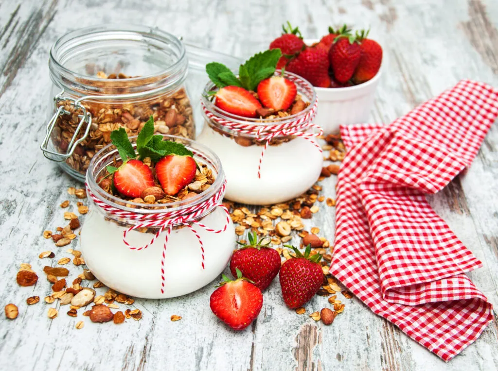 Yogurt fatto in casa con fragole e menta