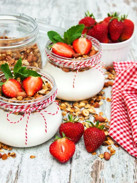 Yogurt fatto in casa con fragole e menta