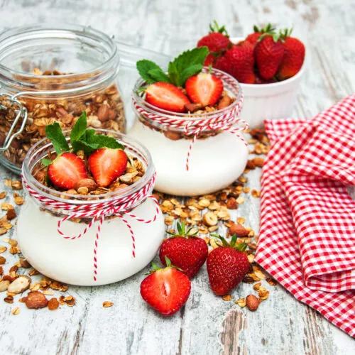 Yogurt fatto in casa senza yogurtiera con fragole e menta