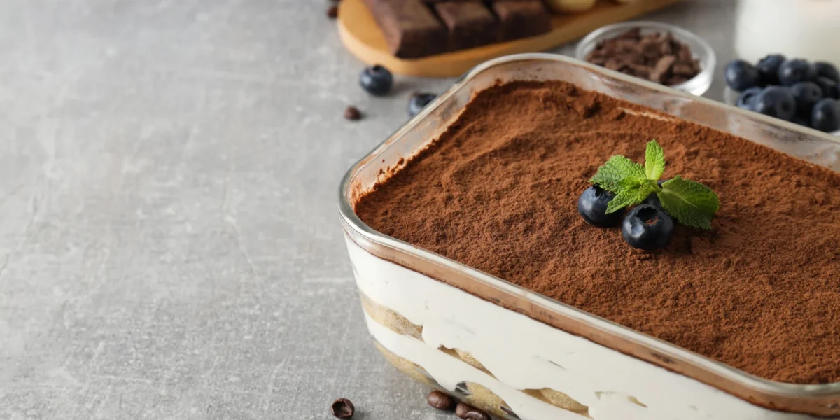 Tiramisù fit con yogurt greco, cacao amaro e biscotti integrali: dessert proteico e leggero tra le migliori ricette fit con yogurt greco.