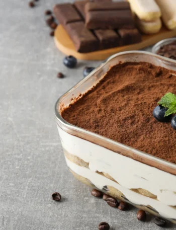 Tiramisù fit con yogurt greco, cacao amaro e biscotti integrali: dessert proteico e leggero tra le migliori ricette fit con yogurt greco.
