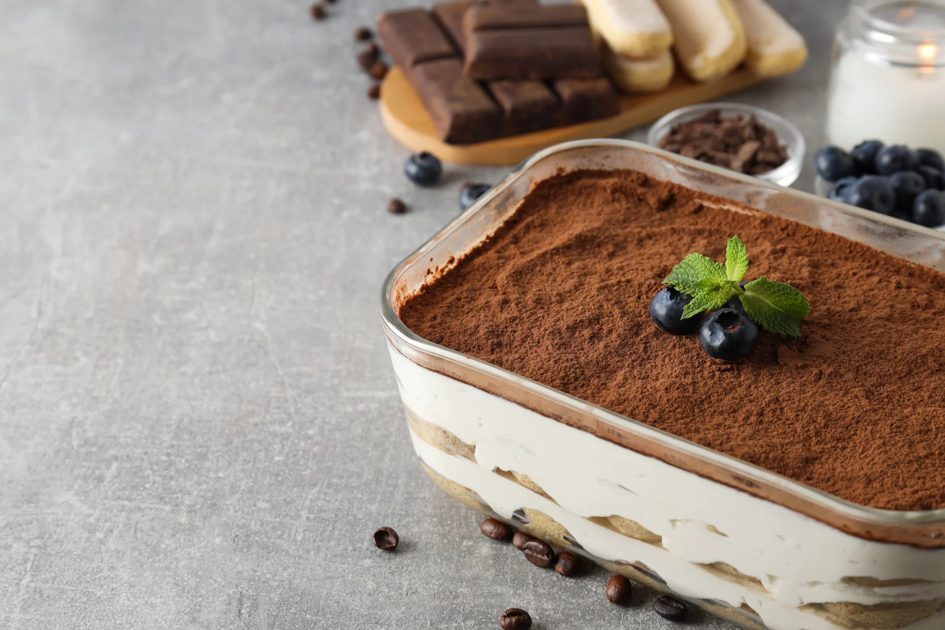 Tiramisù fit con yogurt greco, cacao amaro e biscotti integrali: dessert proteico e leggero tra le migliori ricette fit con yogurt greco.