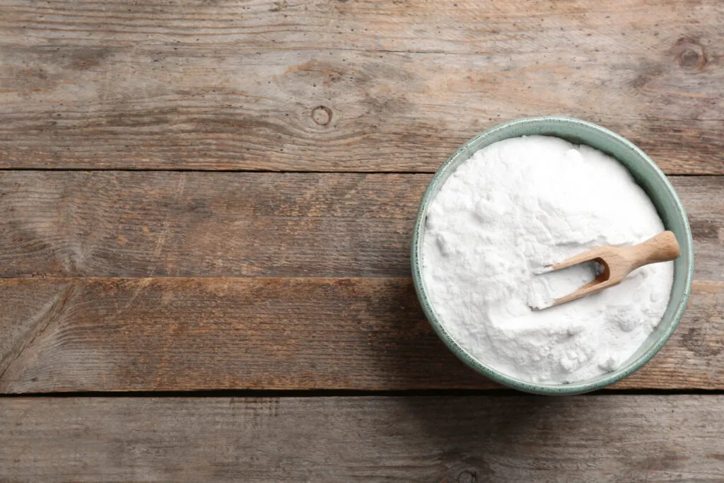 Bicarbonato di sodio in polvere all'interno di una ciotola, ingrediente utilizzato come agente lievitante chimico naturale per torte, biscotti, muffin e pancake.