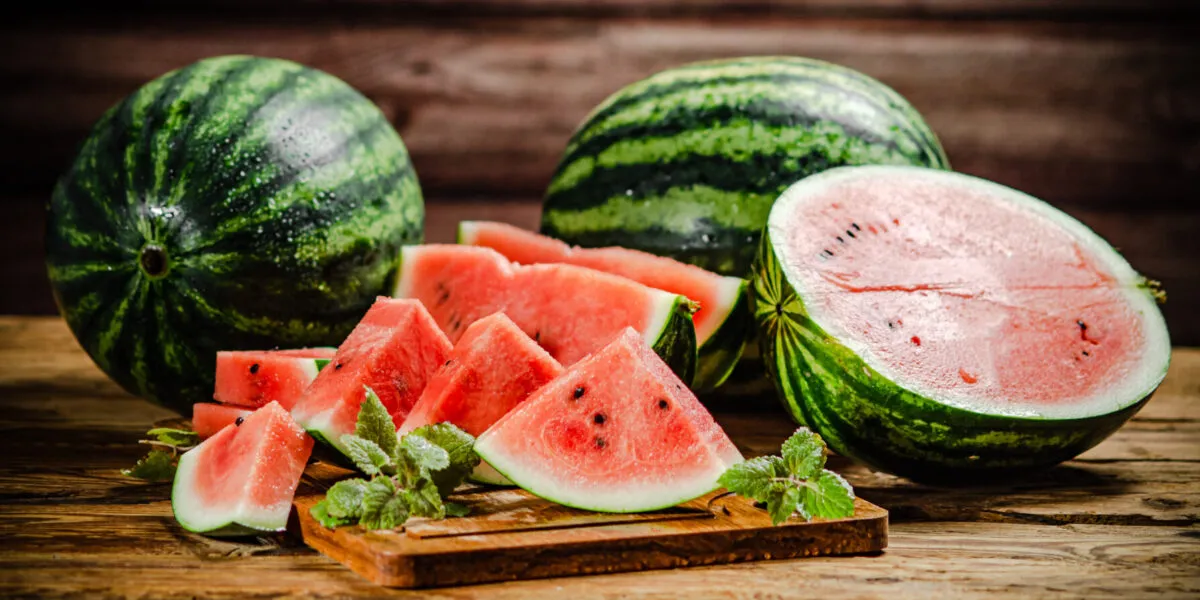 Parte bianca dell’anguria visibile tra polpa rossa e buccia verde: ingrediente ricco di fibre e citrullina da usare in ricette anti-spreco.