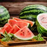 Parte bianca dell’anguria visibile tra polpa rossa e buccia verde: ingrediente ricco di fibre e citrullina da usare in ricette anti-spreco.