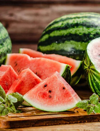 Parte bianca dell’anguria visibile tra polpa rossa e buccia verde: ingrediente ricco di fibre e citrullina da usare in ricette anti-spreco.