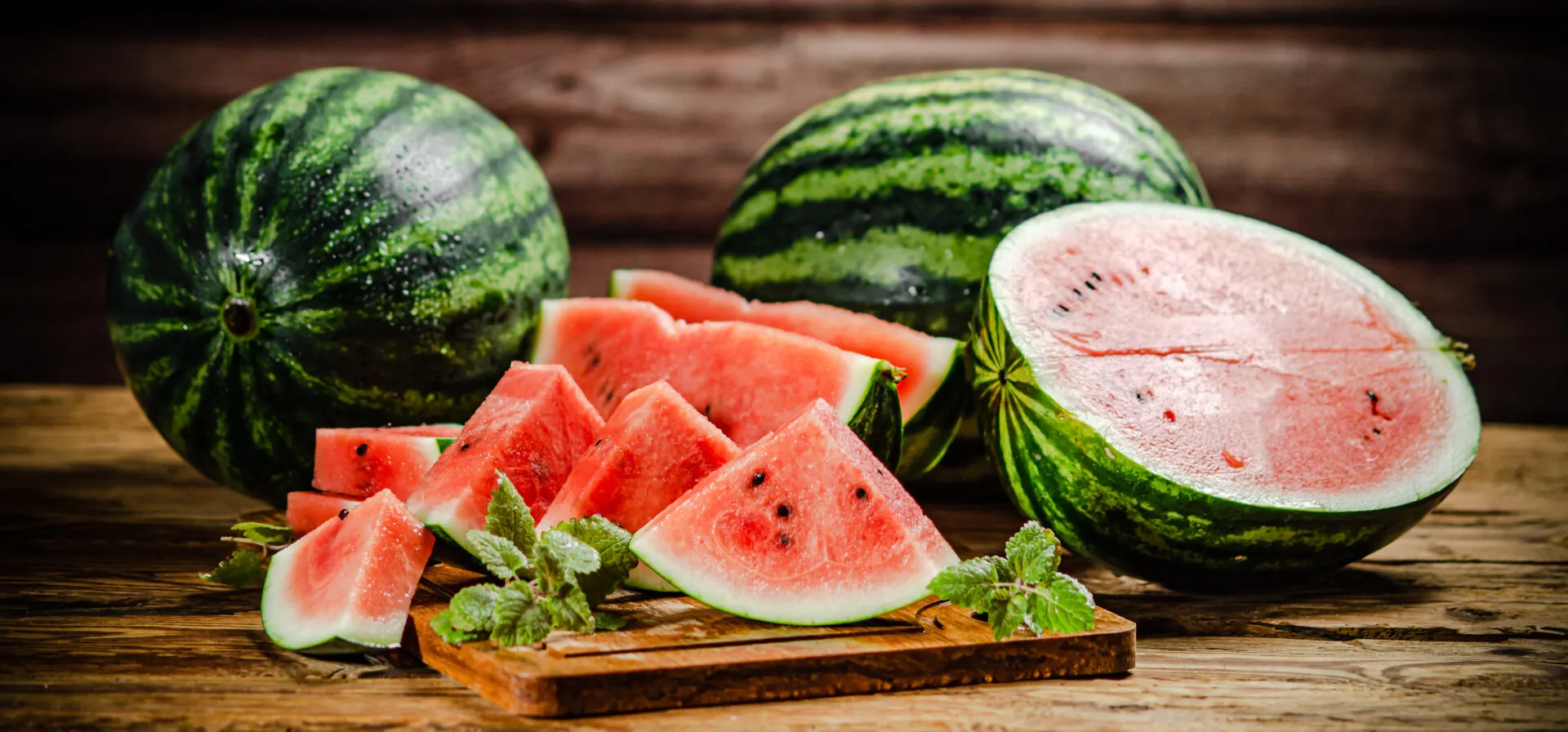 Parte bianca dell’anguria visibile tra polpa rossa e buccia verde: ingrediente ricco di fibre e citrullina da usare in ricette anti-spreco.