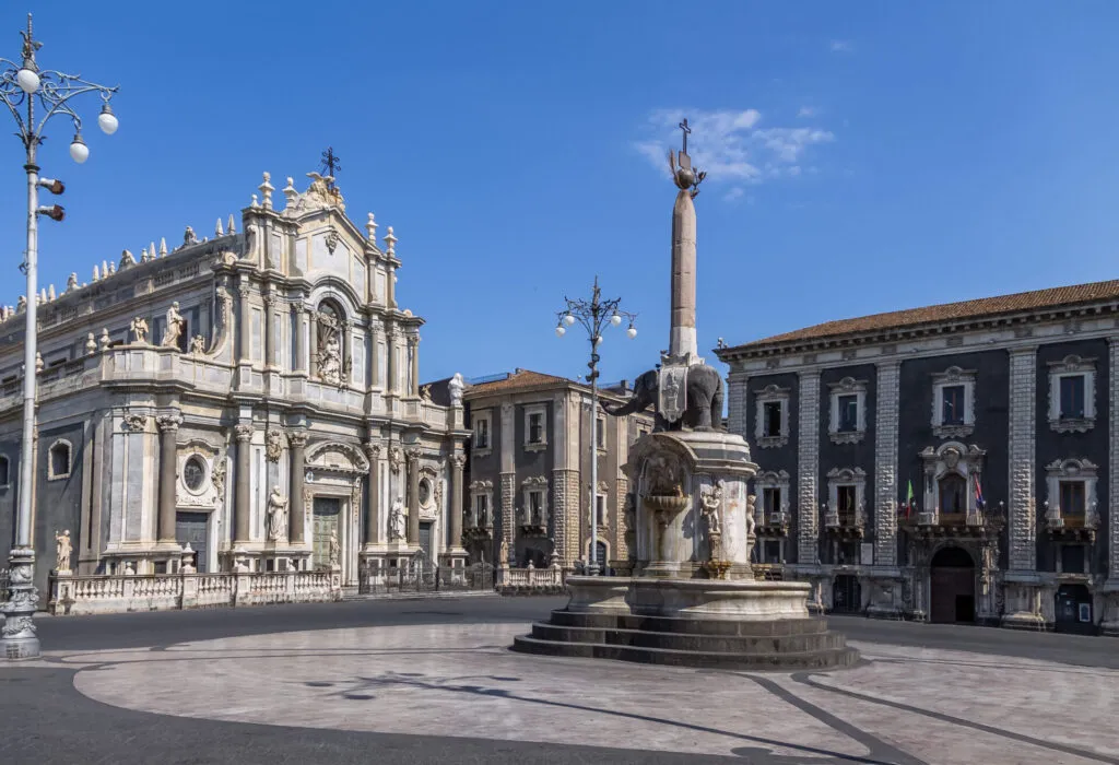 Piazza Duomo a Catania con la Fontana dell’Elefante e la Cattedrale di Sant’Agata, simboli della città dove cresce il trend dei ristoranti fit.