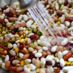 Risciacquo dei legumi secchi prima dell'ammollo e della cottura per eliminare impurità.