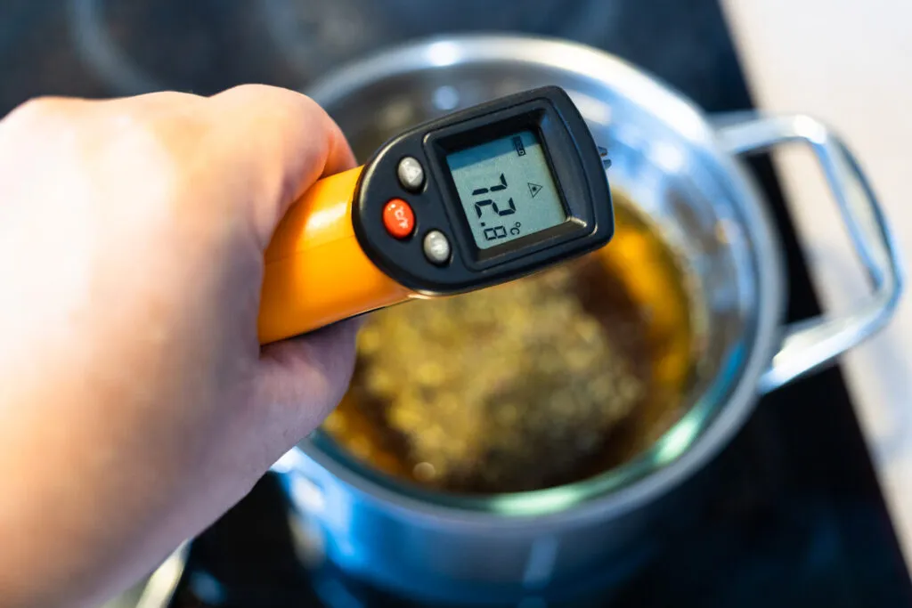 Termometro digitale per il controllo della temperatura durante la cottura a bassa temperatura di alimenti.