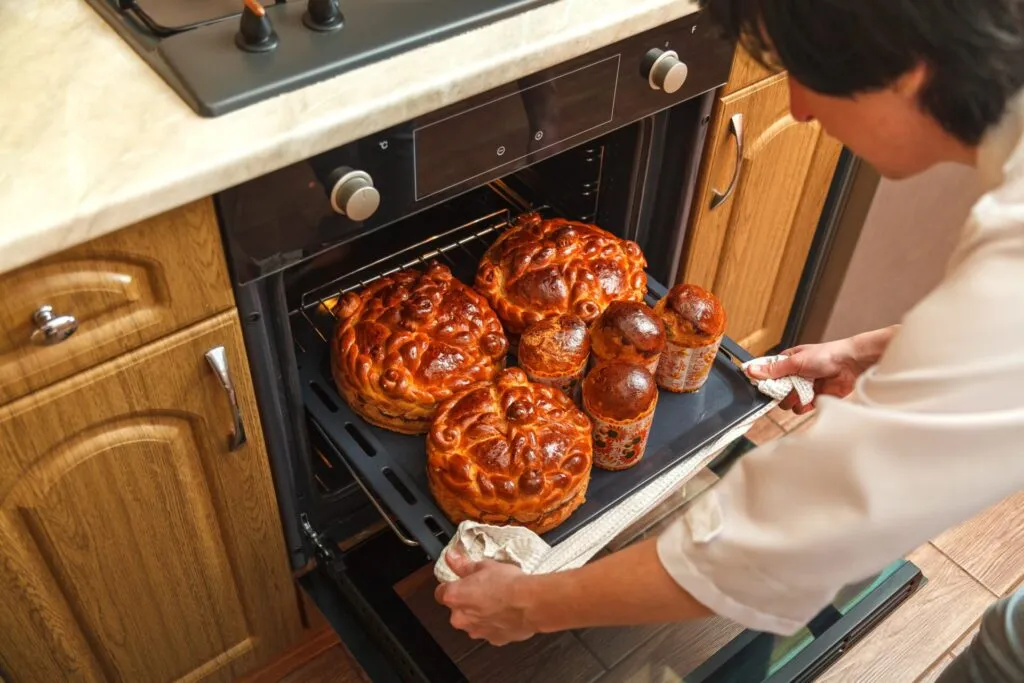 Cottura al forno di pane e dolci con crosta dorata, metodo tradizionale per preparazioni fragranti e uniformi.