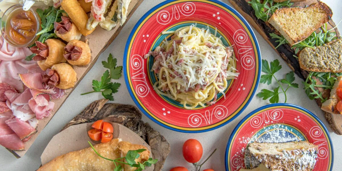 Piatti tipici della cucina campana con pasta, fritti, rustici e dolci della tradizione napoletana e mediterranea.