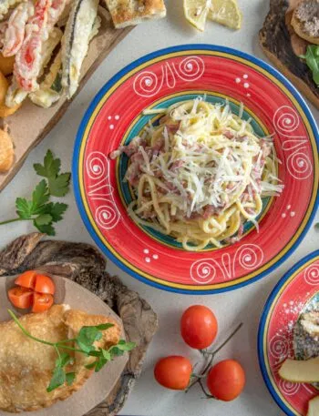 Piatti tipici della cucina campana con pasta, fritti, rustici e dolci della tradizione napoletana e mediterranea.