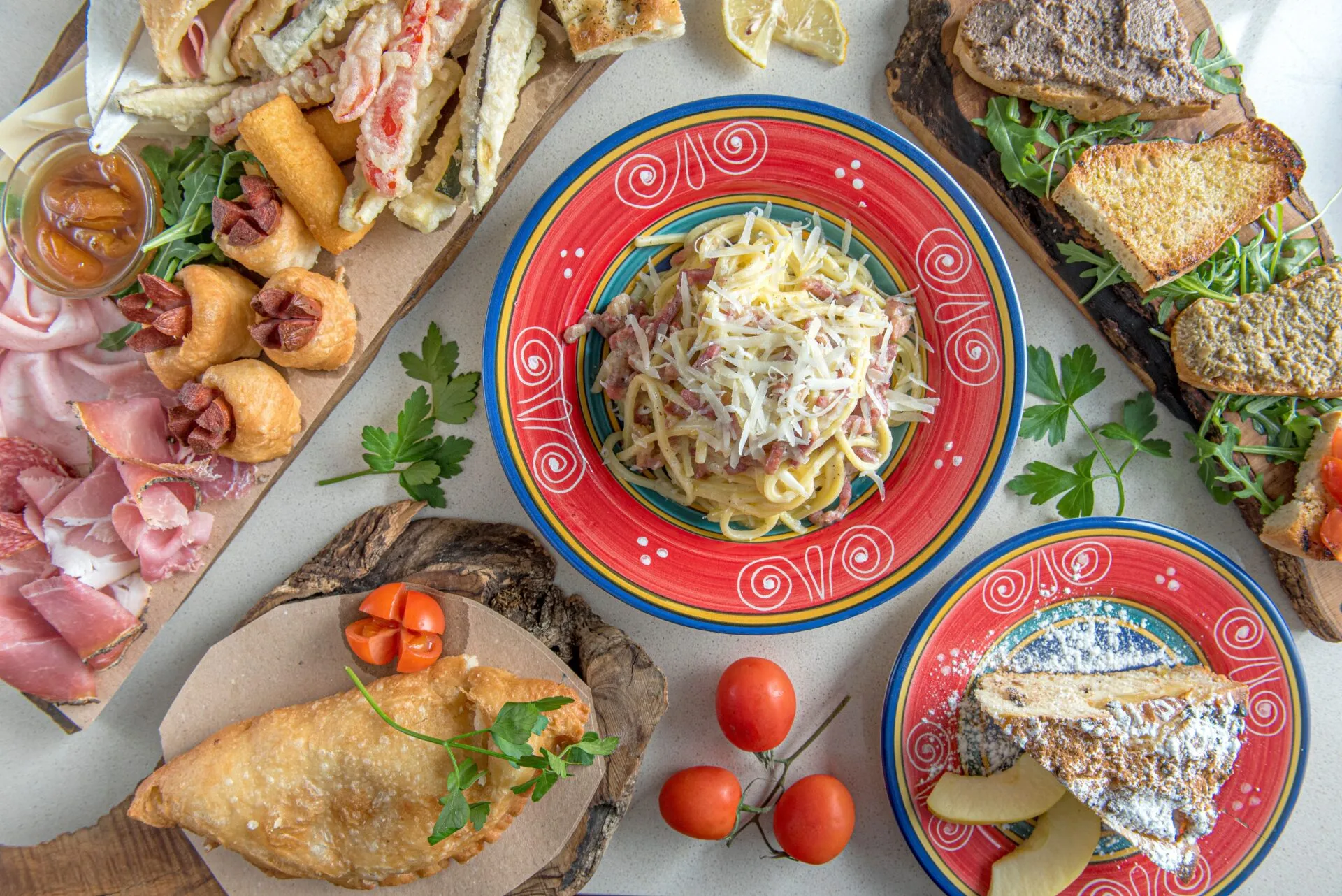 Piatti tipici della cucina campana con pasta, fritti, rustici e dolci della tradizione napoletana e mediterranea.